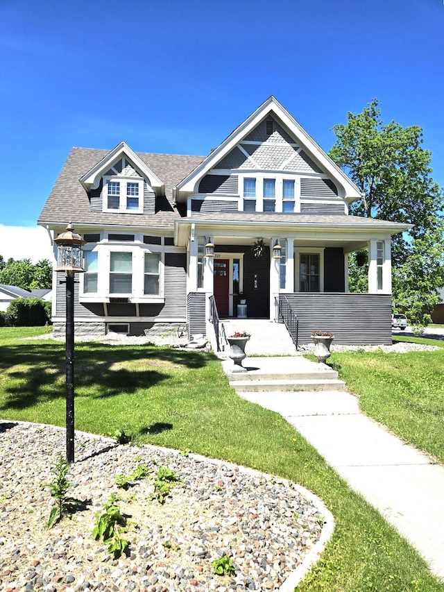 view of front of property with a front lawn and covered porch