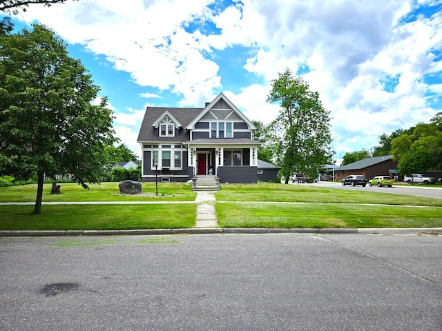 view of front of home featuring a front yard