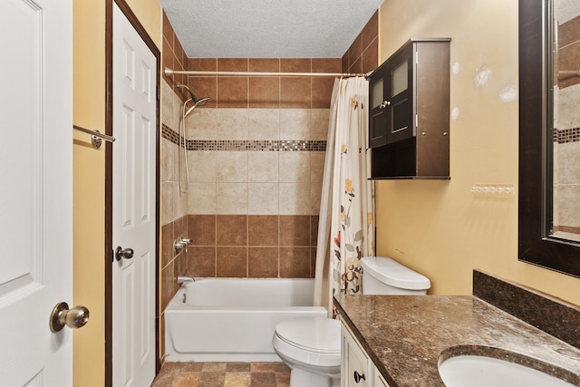 full bathroom featuring shower / bath combo with shower curtain, vanity, toilet, and a textured ceiling