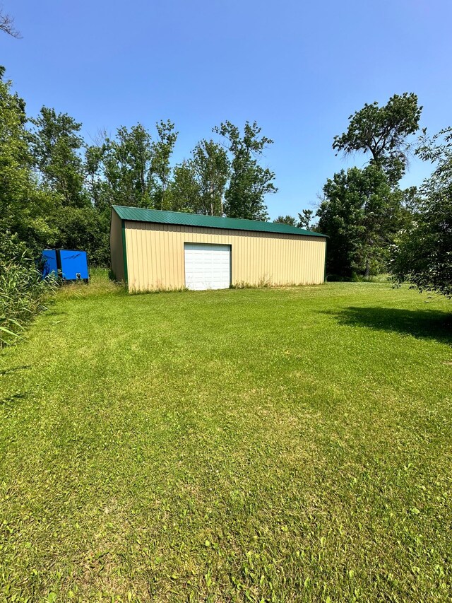 view of yard with an outbuilding and a garage