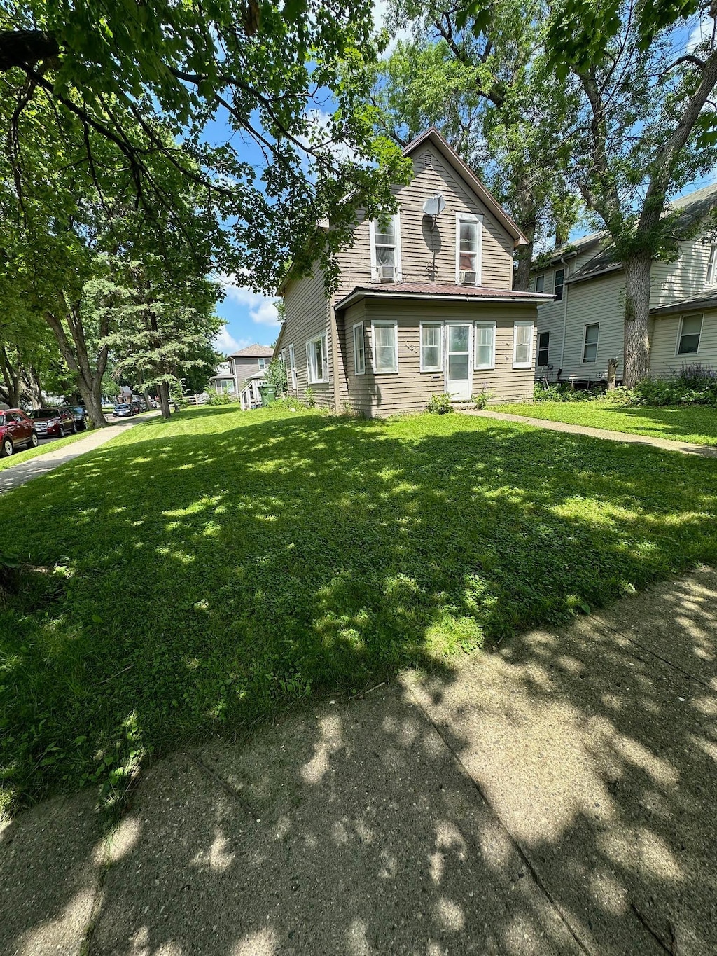 view of front of house featuring a front lawn