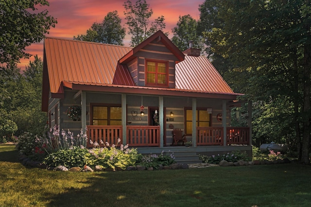 view of front facade featuring a porch and a yard