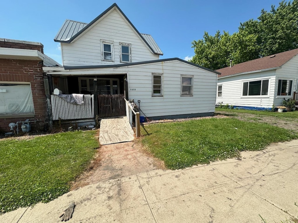 view of front of house featuring a front yard