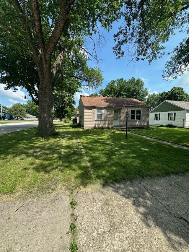 view of front of home featuring a front yard