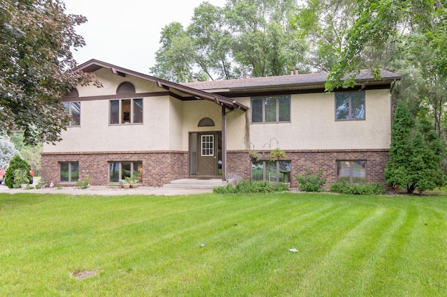 bi-level home featuring a front lawn