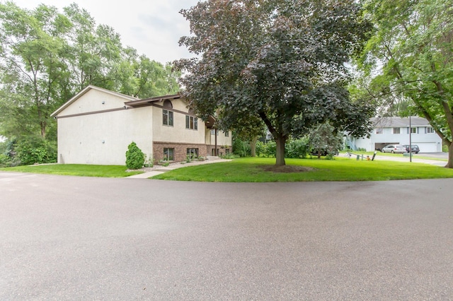 view of front of house featuring a front lawn