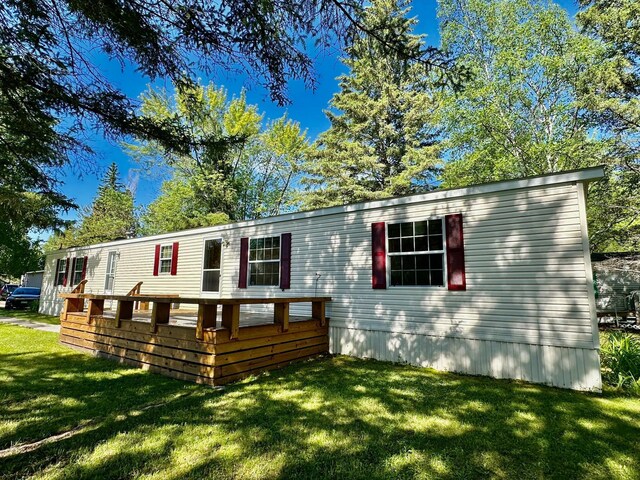 manufactured / mobile home with a front lawn