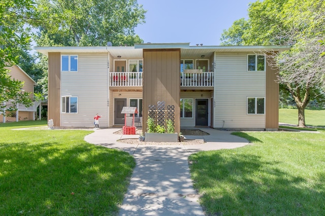 1600 Roundhouse Cir, Shakopee, MN 55379 - exterior space with a balcony and a front yard