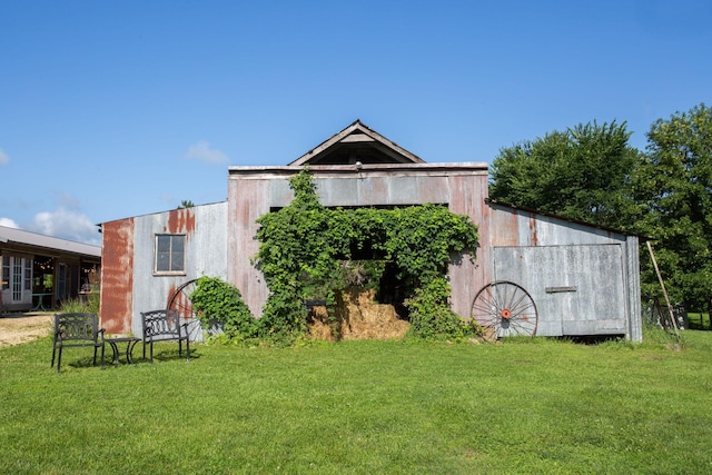 exterior space featuring a lawn