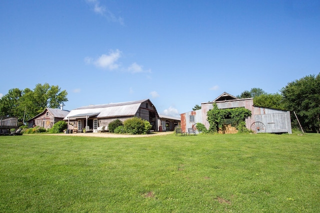 view of yard featuring an outbuilding