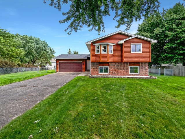 view of front of house featuring a front yard and a garage