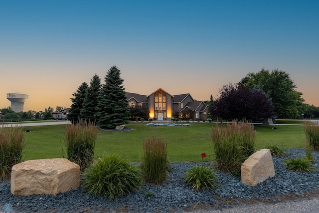 view of front of property featuring a yard