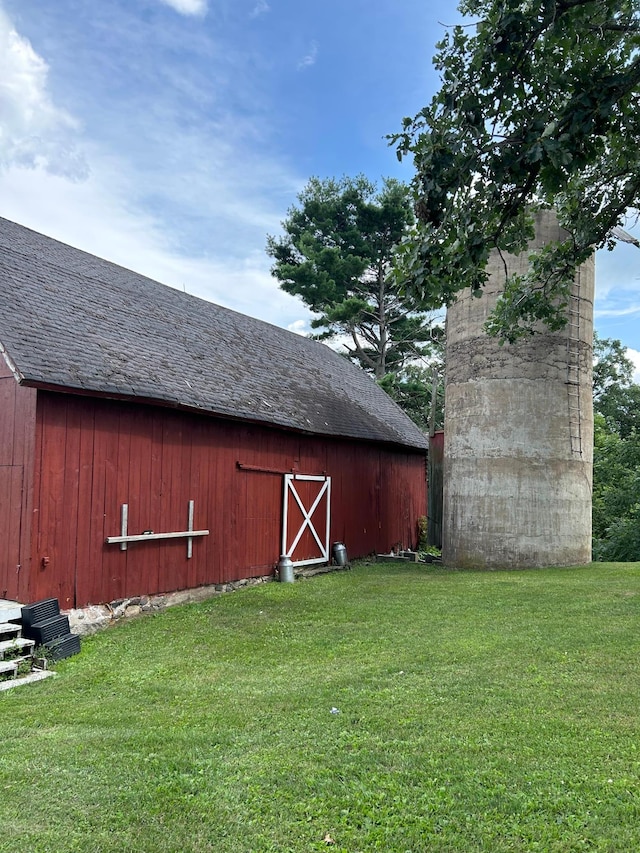 view of barn with a lawn