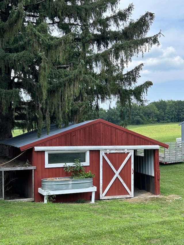 view of outdoor structure with an outbuilding