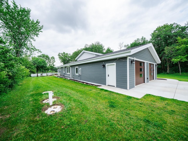 view of yard with an outbuilding