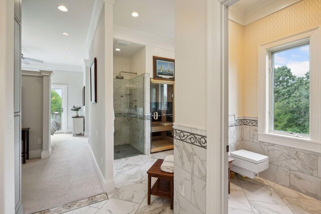 bathroom featuring a tile shower, ceiling fan, and ornamental molding