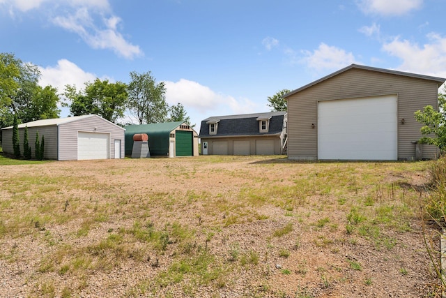 view of yard featuring an outdoor structure and a garage