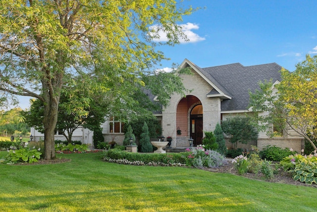 view of front facade with a front lawn