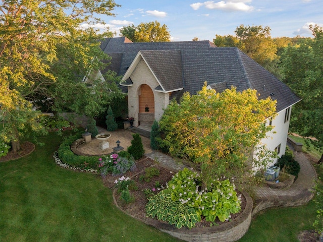 view of front of property featuring a patio area and a front yard