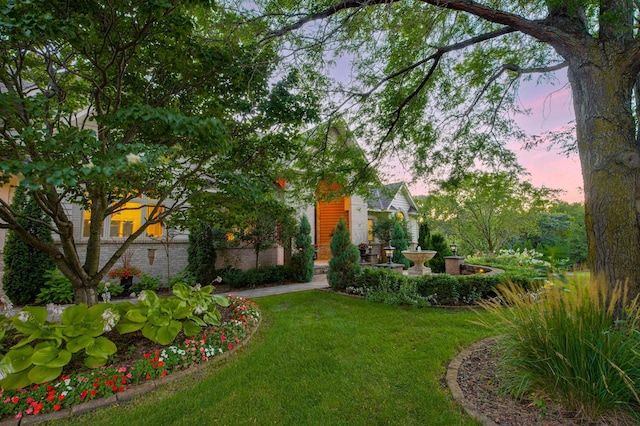 view of yard at dusk