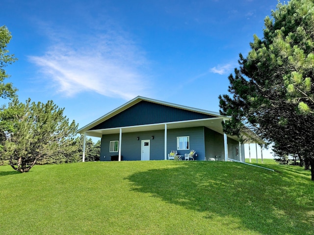 view of front of property featuring a front lawn