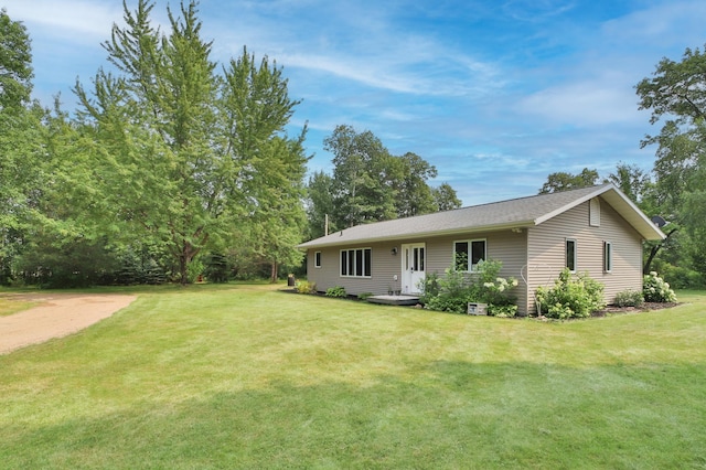 view of front of property featuring a front lawn