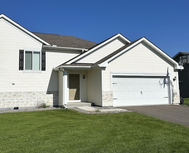 view of front facade featuring a garage and a front lawn