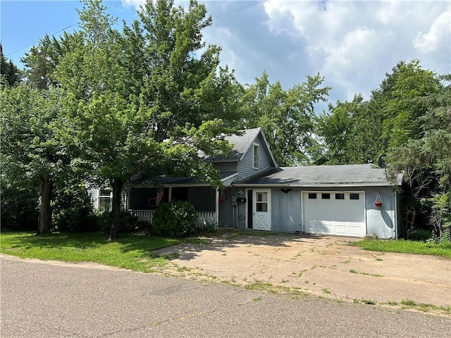 view of front facade featuring a garage and a front lawn