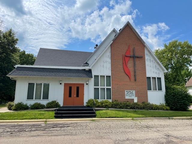 view of front of property featuring a front lawn