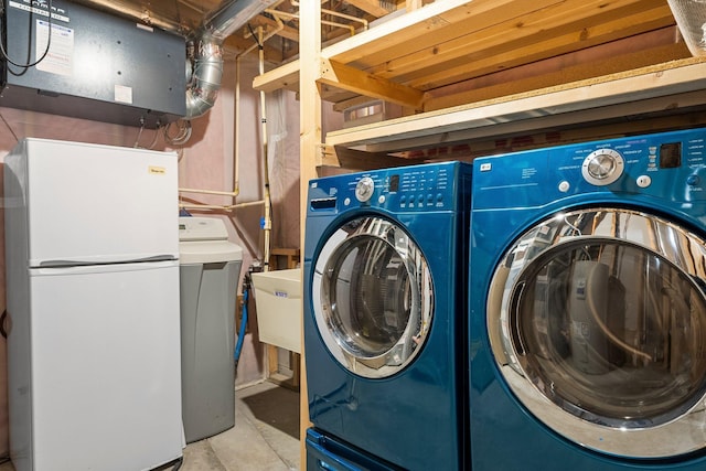 laundry room with sink and washing machine and dryer