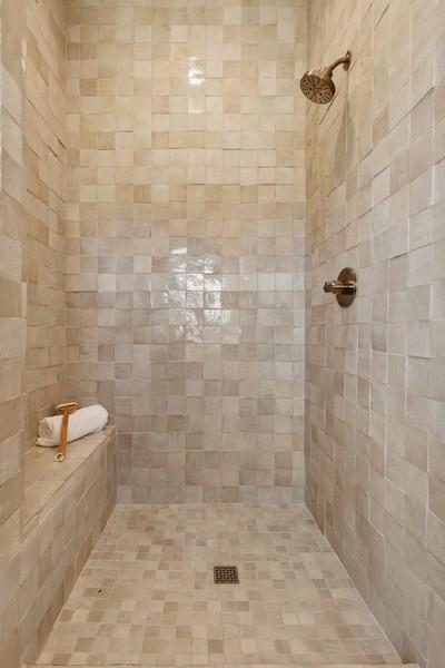 bathroom featuring a tile shower