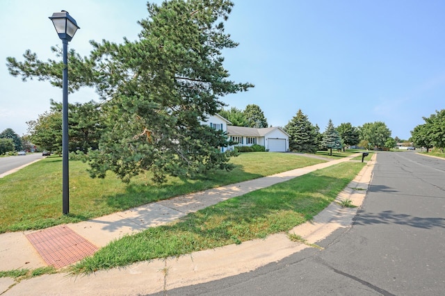 view of front facade with a front lawn