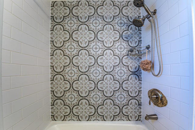 bathroom with tiled shower / bath