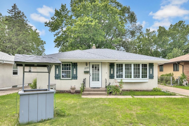 ranch-style home featuring a front lawn