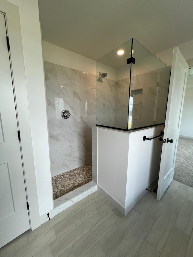 bathroom featuring tiled shower