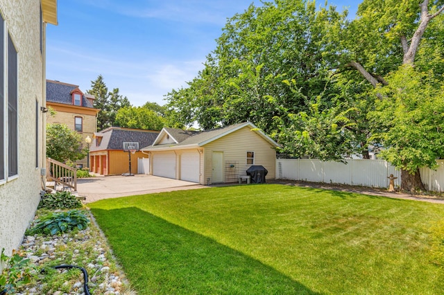 view of yard featuring an outbuilding and a garage