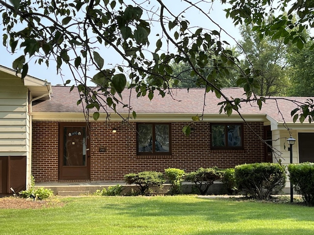 view of front of home with a front lawn