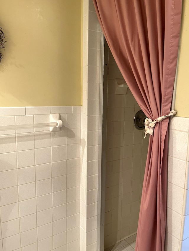 bathroom featuring a tile shower