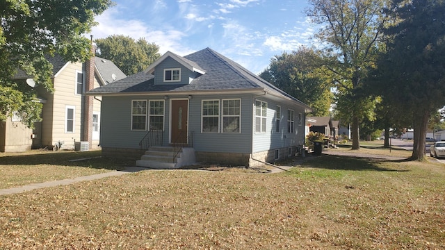 bungalow featuring a front yard