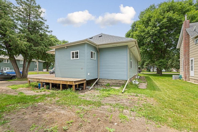 back of house featuring a lawn