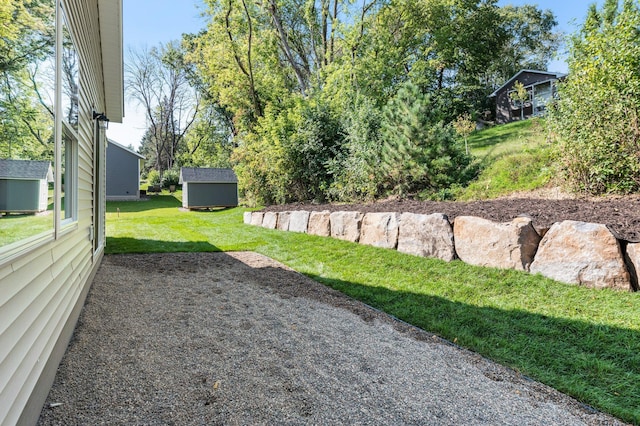 view of yard featuring a shed