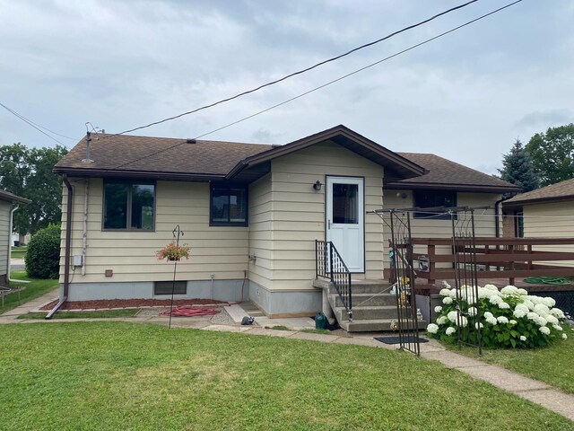 view of front facade with a front yard