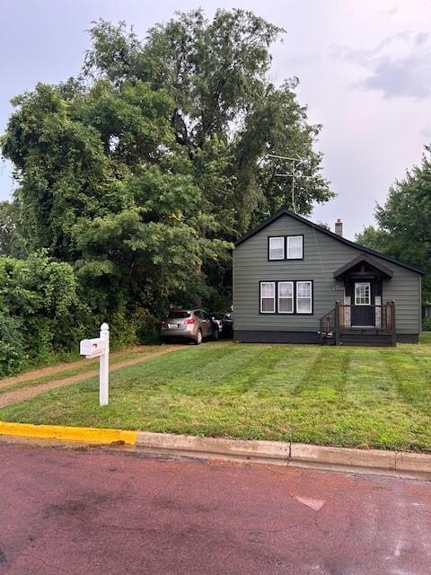 view of front facade with a front lawn