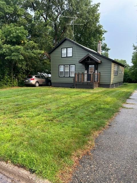 view of front of home with a front lawn