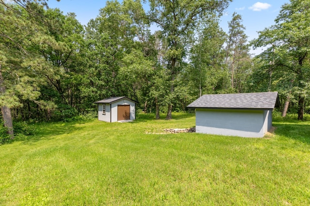 view of yard featuring a shed