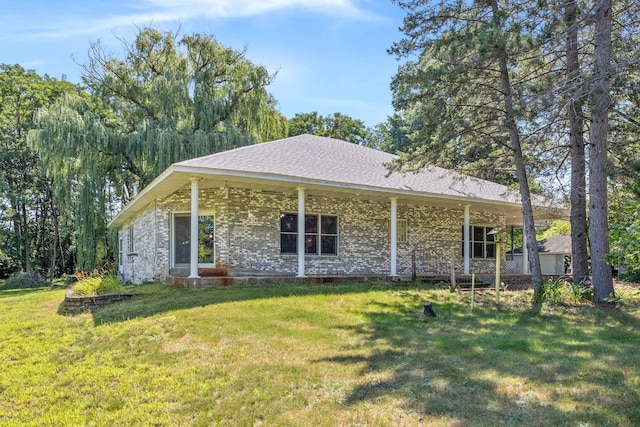 view of front of home featuring a front yard