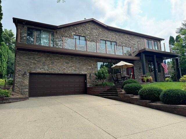 view of front facade featuring a garage