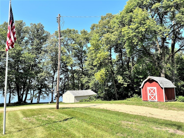 view of yard featuring a storage unit