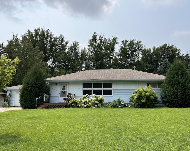 single story home featuring a front lawn