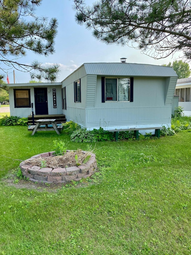 view of front of property featuring a front yard